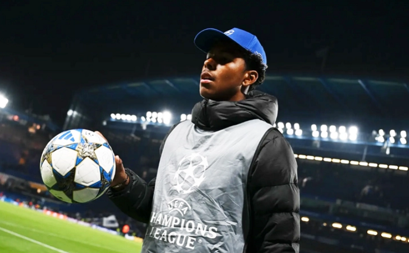 Con trai Thiago Silva gây chú ý khi làm nhặt bóng ở Chelsea