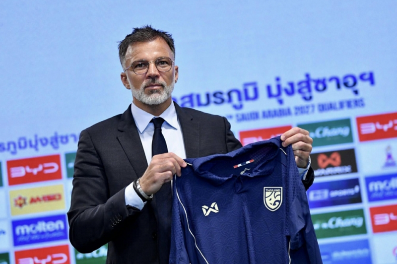 HLV Anthony Hudson lên tiếng giữa tâm bão dư luận tại Thái Lan